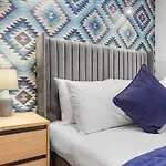 Modern One Bedroom Flat - Near Heathrow, Windsor Castle, Thorpe Park - Staines London Tw18