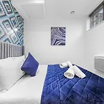Modern One Bedroom Flat - Near Heathrow, Windsor Castle, Thorpe Park - Staines London Tw18