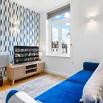 Modern One Bedroom Flat - Near Heathrow, Windsor Castle, Thorpe Park - Staines London Tw18