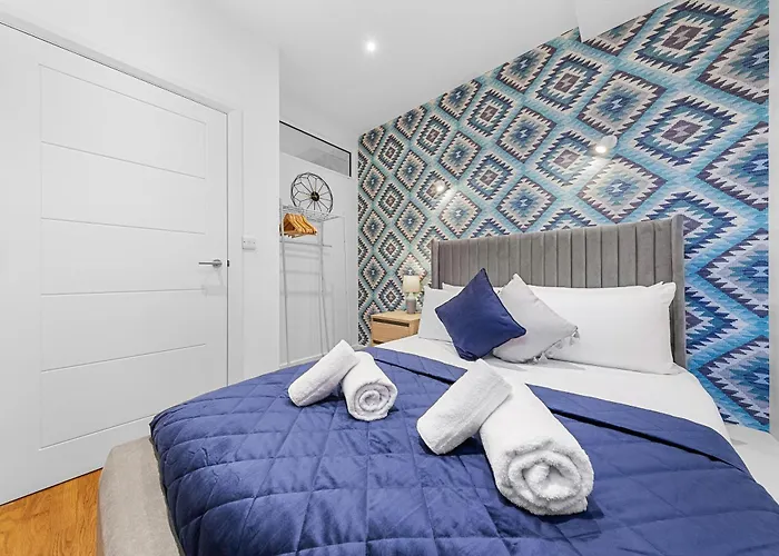 Modern One Bedroom Flat - Near Heathrow, Windsor Castle, Thorpe Park - Staines London Tw18