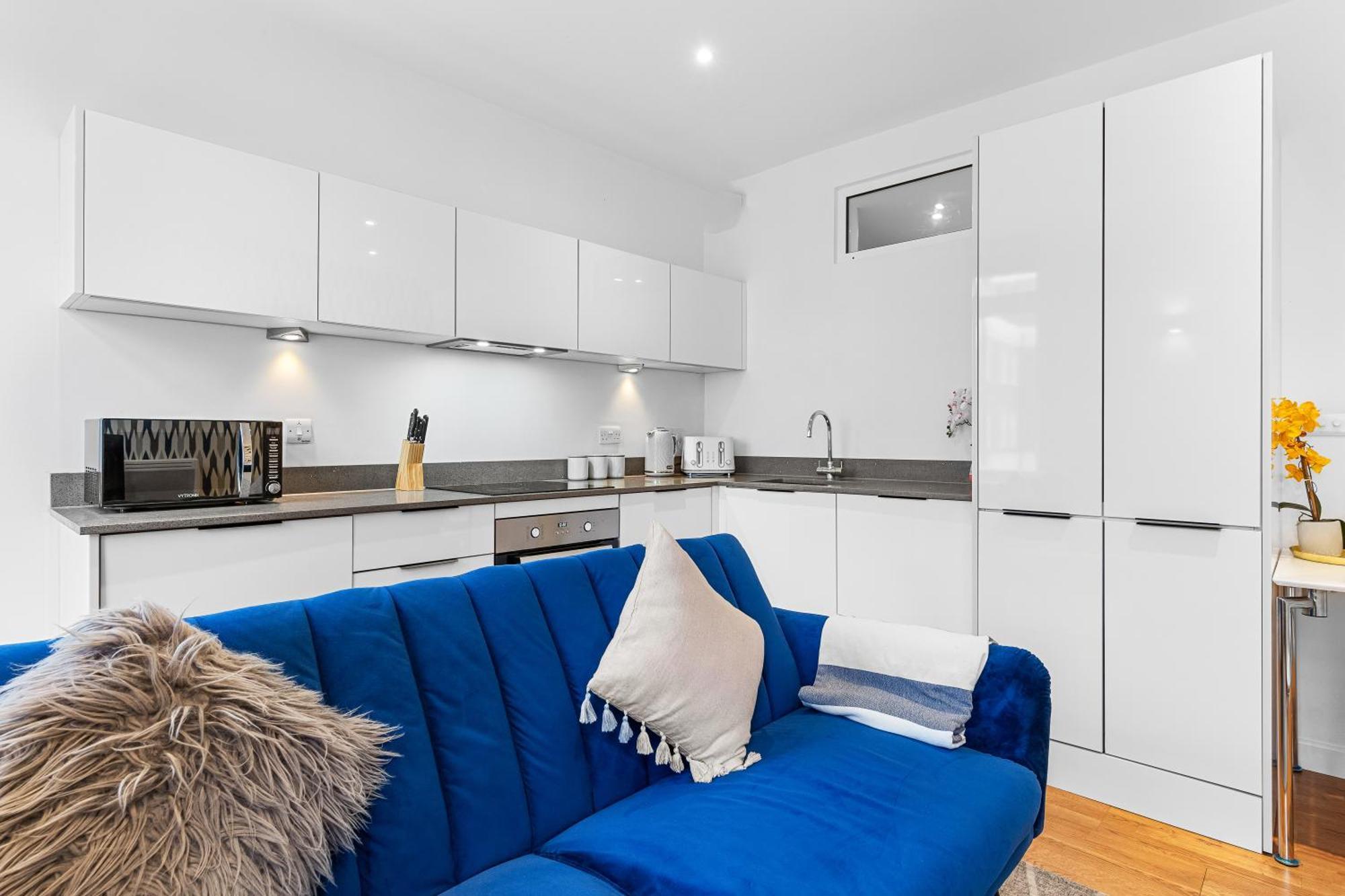 Modern One Bedroom Flat - Near Heathrow, Windsor Castle, Thorpe Park - Staines Tw18 London