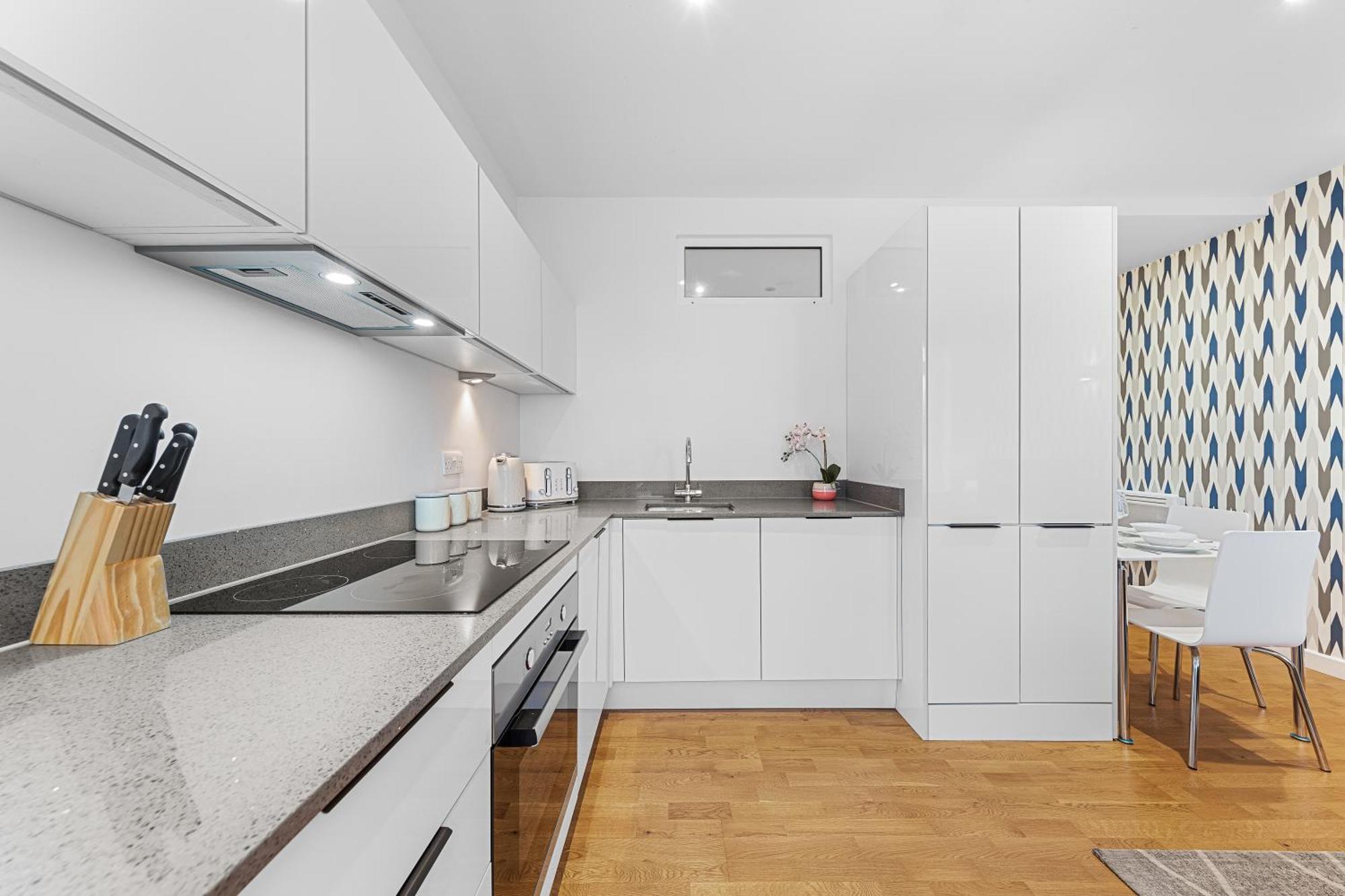 Modern One Bedroom Flat - Near Heathrow, Windsor Castle, Thorpe Park - Staines Tw18 London
