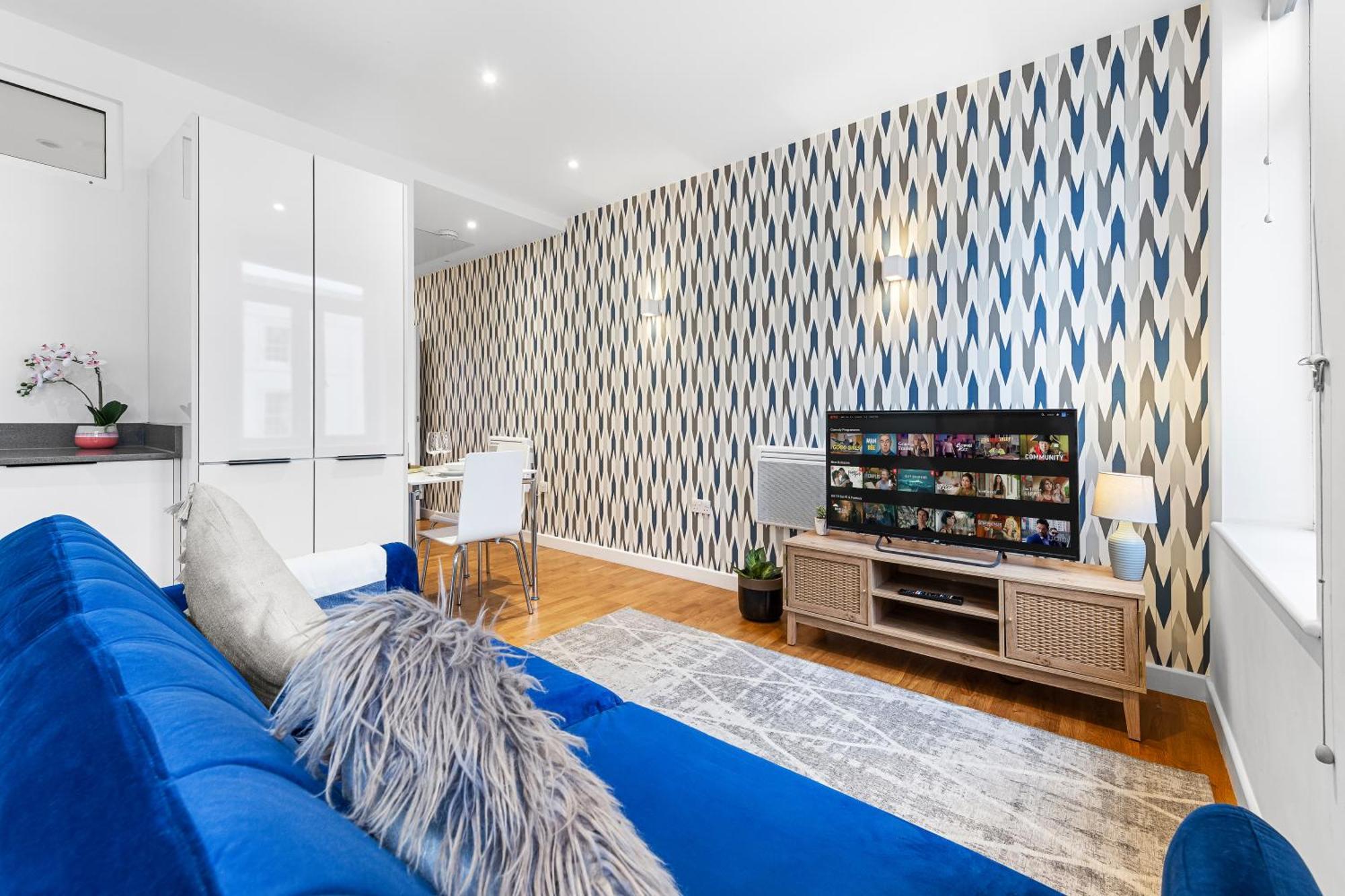 Modern One Bedroom Flat - Near Heathrow, Windsor Castle, Thorpe Park - Staines Tw18 Apartment