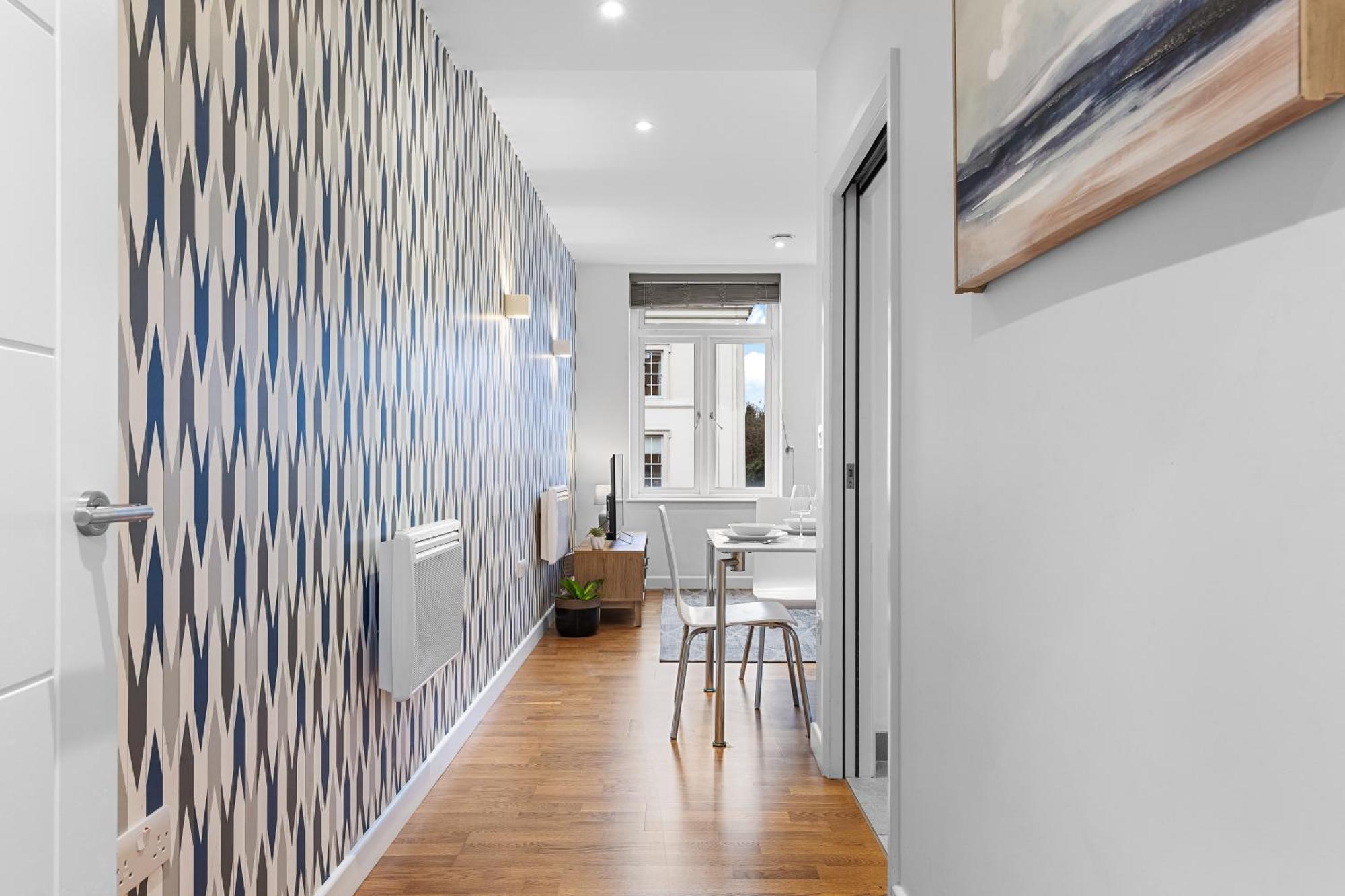 Modern One Bedroom Flat - Near Heathrow, Windsor Castle, Thorpe Park - Staines Tw18 * London