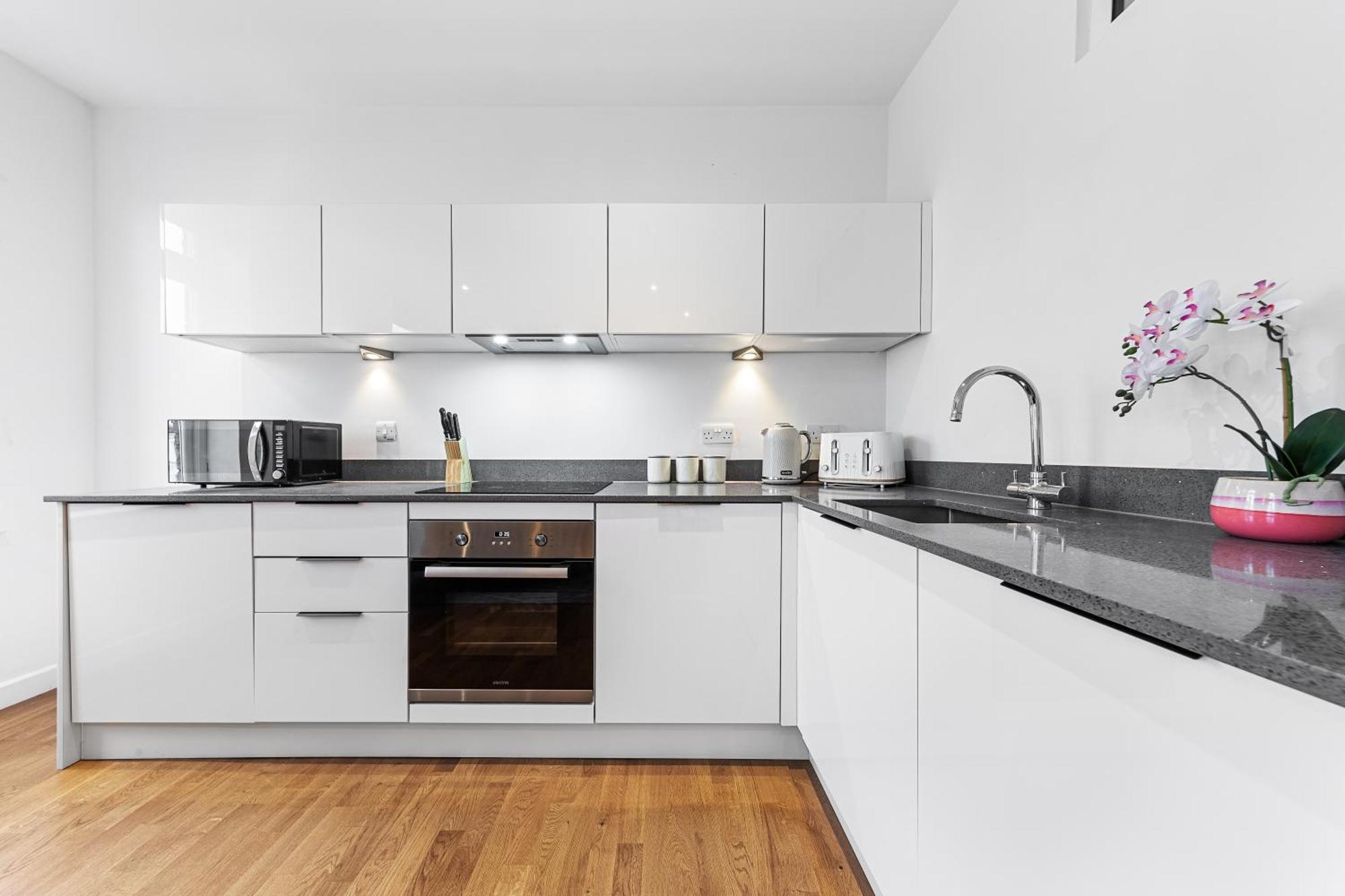 Apartment Modern One Bedroom Flat - Near Heathrow, Windsor Castle, Thorpe Park - Staines Tw18