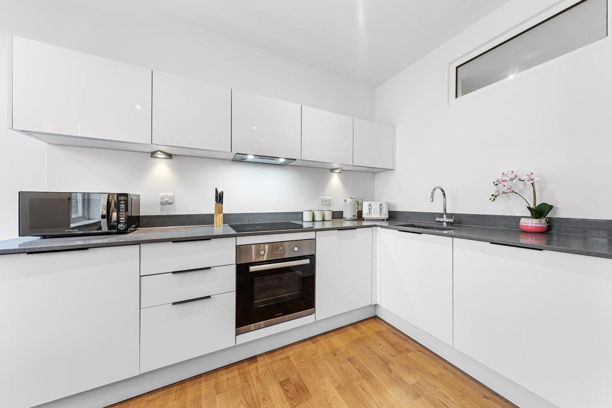 Apartment Modern One Bedroom Flat - Near Heathrow, Windsor Castle, Thorpe Park - Staines Tw18 *