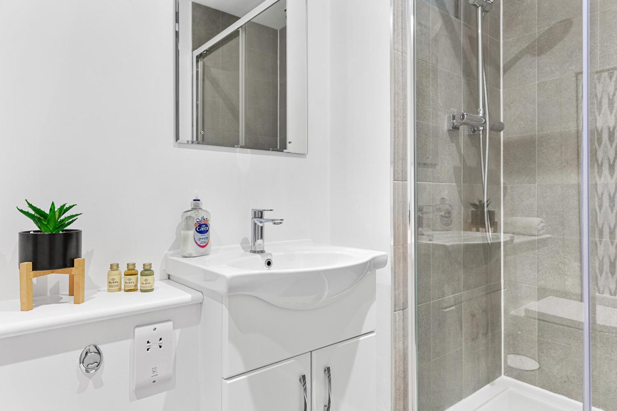 Modern One Bedroom Flat - Near Heathrow, Windsor Castle, Thorpe Park - Staines Tw18