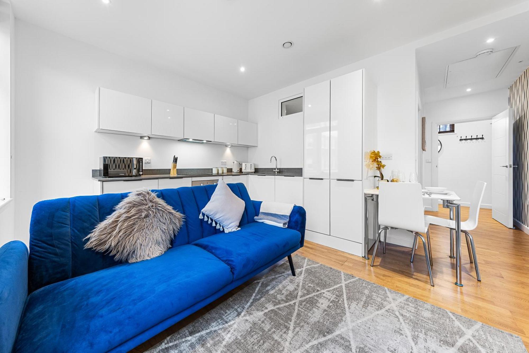 Modern One Bedroom Flat - Near Heathrow, Windsor Castle, Thorpe Park - Staines Tw18 *